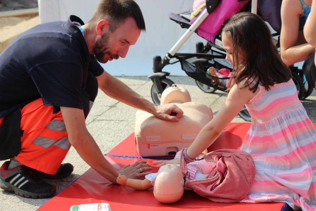 Ratownicy Kociewskiego Centrum Zdrowia uczą udzielania pierwszej pomocy pomocy 