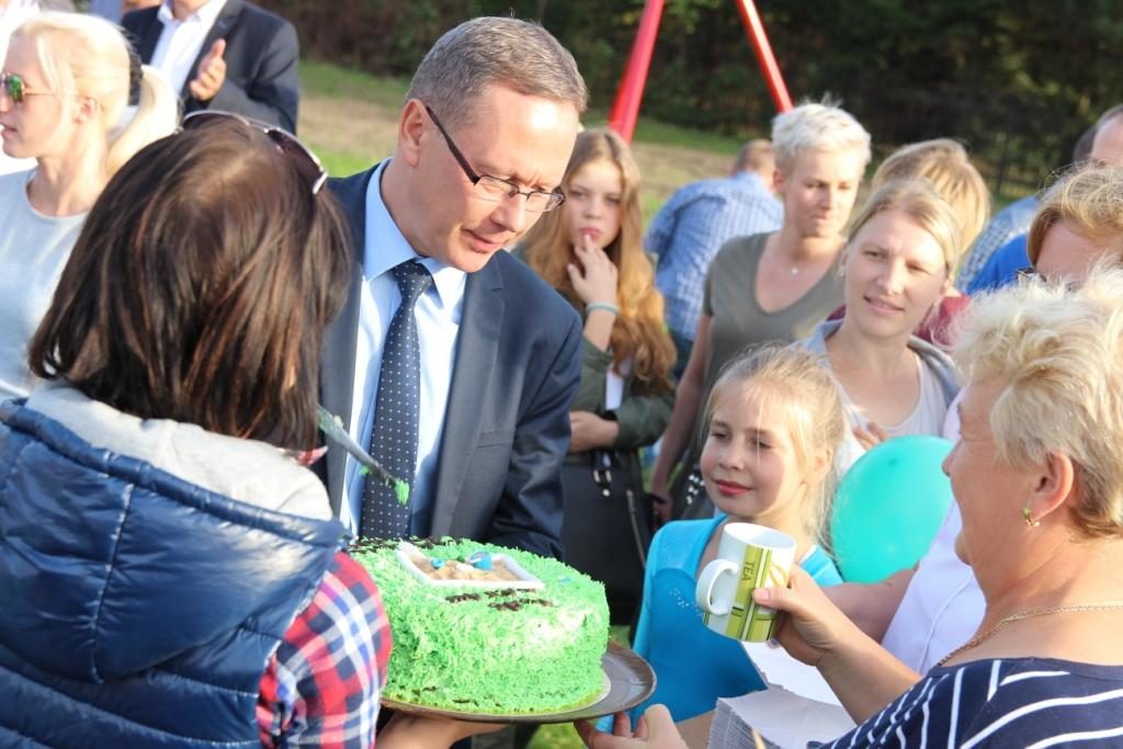 Prezydent janusz Stankowiak kroi tor na otwarciu nowego placu zabaw "Akademia Fiku Miku"