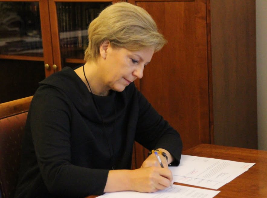 Urszula Domachowska podpisuje akt powołania na stanowisko dyrektora MOPS
