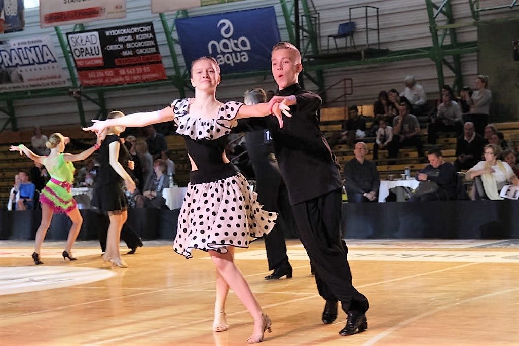 Samba w wykonaniu Julii Cyrzan i Michała Dudka - srebrnych medalistów w tańcach latynoamerykńskich w klasie sportowej D.