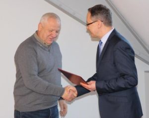 Dariusz Trezbiatowski kierownik budowy Skanska S.A. odbiera gratulacje z rąk prezydenta Janusza Stankowiaka.