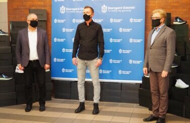 Nowe buty dla potrzebujących dzieci