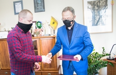 Ratownicy dziewczynki z rzeki 