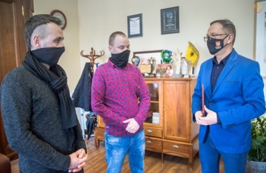 Ratownicy dziewczynki z rzeki 