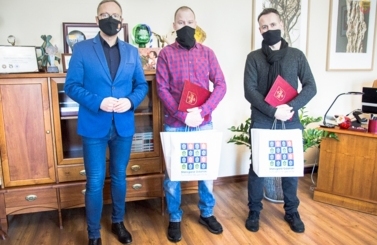 Ratownicy dziewczynki z rzeki 