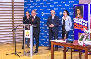 Podpisaniee umowy na budowę sali sportowej przy SP 8