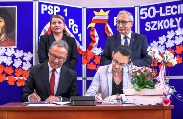 Podpisaniee umowy na budowę sali sportowej przy SP 8