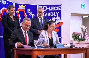 Podpisaniee umowy na budowę sali sportowej przy SP 8