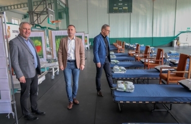Noclegowania w hali sportowej 