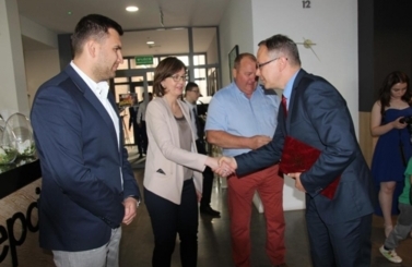 Cztery gwiazdki dla RENu