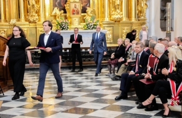 Odznaczenie Kr&oacute;lewskiem Orderem sw. Stanisława