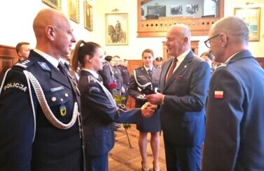 Awanse i wyr&oacute;żnienia funkcjonariuszy Aresztu  Śledczego