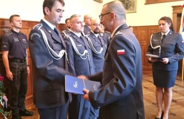 Awanse i wyr&oacute;żnienia funkcjonariuszy Aresztu  Śledczego