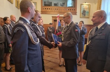 Awanse i wyr&oacute;żnienia funkcjonariuszy Aresztu  Śledczego