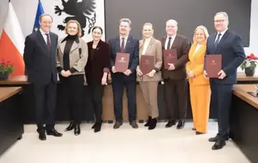 Podpisanie umowy na dofinasowanie z Urzędu Marszałkowskiego budowy boisk sportowych przy PSP 2 i PSP 8 1