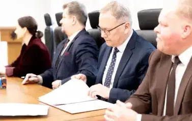Podpisanie umowy na dofinasowanie z Urzędu Marszałkowskiego budowy boisk sportowych przy PSP 2 i PSP 8 2