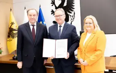 Podpisanie umowy na dofinasowanie z Urzędu Marszałkowskiego budowy boisk sportowych przy PSP 2 i PSP 8 3