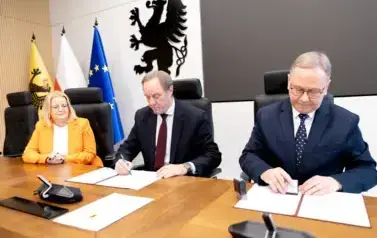 Podpisanie umowy na dofinasowanie z Urzędu Marszałkowskiego budowy boisk sportowych przy PSP 2 i PSP 8 5