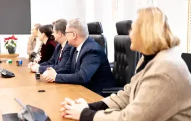 Podpisanie umowy na dofinasowanie z Urzędu Marszałkowskiego budowy boisk sportowych przy PSP 2 i PSP 8 8