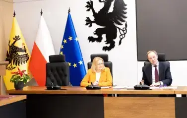 Podpisanie umowy na dofinasowanie z Urzędu Marszałkowskiego budowy boisk sportowych przy PSP 2 i PSP 8 9