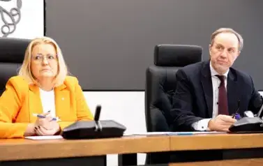 Podpisanie umowy na dofinasowanie z Urzędu Marszałkowskiego budowy boisk sportowych przy PSP 2 i PSP 8 11