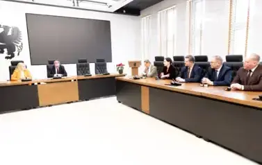 Podpisanie umowy na dofinasowanie z Urzędu Marszałkowskiego budowy boisk sportowych przy PSP 2 i PSP 8 12