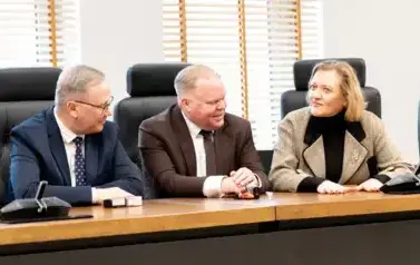 Podpisanie umowy na dofinasowanie z Urzędu Marszałkowskiego budowy boisk sportowych przy PSP 2 i PSP 8 16