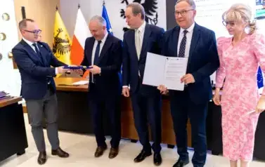 Podpisanie umowy na dofinansowanie z Europejskiego Funduszu Rozwoju Regionalnego zakupu pięciu ayutobus&oacute;w elektrycznych 1