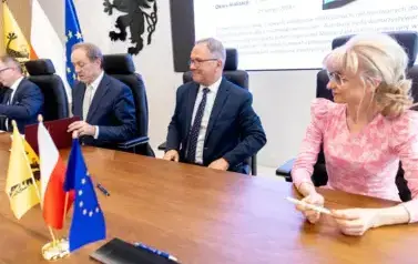 Podpisanie umowy na dofinansowanie z Europejskiego Funduszu Rozwoju Regionalnego zakupu pięciu ayutobus&oacute;w elektrycznych 2