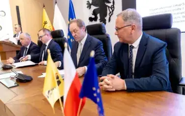 Podpisanie umowy na dofinansowanie z Europejskiego Funduszu Rozwoju Regionalnego zakupu pięciu ayutobus&oacute;w elektrycznych 3