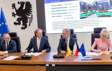 Podpisanie umowy na dofinansowanie z Europejskiego Funduszu Rozwoju Regionalnego zakupu pięciu ayutobus&oacute;w elektrycznych 4
