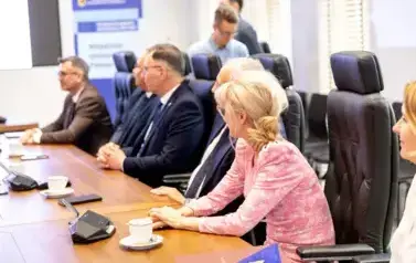 Podpisanie umowy na dofinansowanie z Europejskiego Funduszu Rozwoju Regionalnego zakupu pięciu ayutobus&oacute;w elektrycznych 5