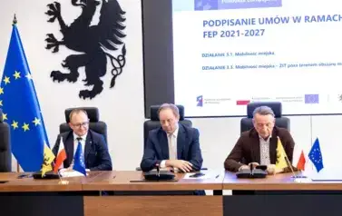 Podpisanie umowy na dofinansowanie z Europejskiego Funduszu Rozwoju Regionalnego zakupu pięciu ayutobus&oacute;w elektrycznych 6