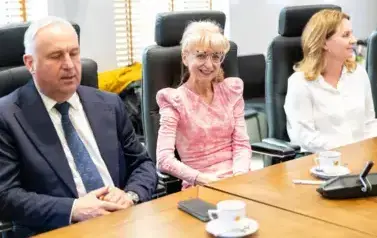 Podpisanie umowy na dofinansowanie z Europejskiego Funduszu Rozwoju Regionalnego zakupu pięciu ayutobus&oacute;w elektrycznych 10