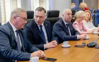 Podpisanie umowy na dofinansowanie z Europejskiego Funduszu Rozwoju Regionalnego zakupu pięciu ayutobus&oacute;w elektrycznych 11