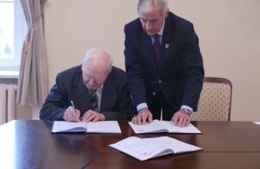 Przekazanie sztandaru do muzeum