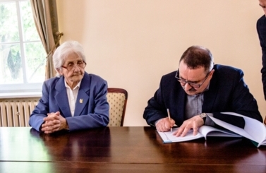 Przekazanie sztandaru Koła ZRPŻG