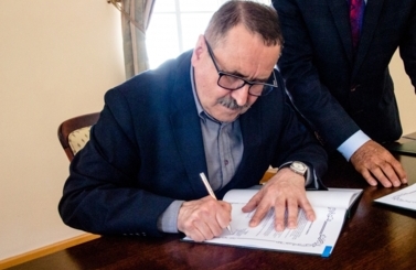 Przekazanie sztandaru Koła ZRPŻG