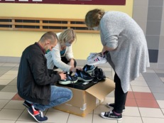 Nowe buty dla potrzebujących dzieci