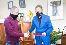 Ratownicy dziewczynki z rzeki 