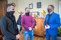 Ratownicy dziewczynki z rzeki 