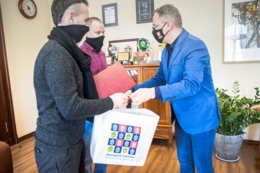 Ratownicy dziewczynki z rzeki 