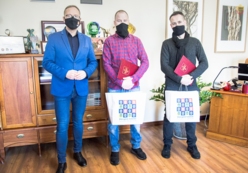 Ratownicy dziewczynki z rzeki 