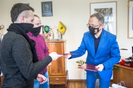 Ratownicy dziewczynki z rzeki 