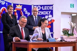 Podpisaniee umowy na budowę sali sportowej przy SP 8