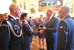 Awanse i wyr&oacute;żnienia funkcjonariuszy Aresztu  Śledczego