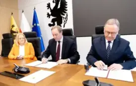 Podpisanie umowy na dofinasowanie z Urzędu Marszałkowskiego budowy boisk sportowych przy PSP 2 i PSP 8 5