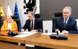 Podpisanie umowy na dofinasowanie z Urzędu Marszałkowskiego budowy boisk sportowych przy PSP 2 i PSP 8 6