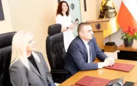 Podpisanie umowy na dofinasowanie z Urzędu Marszałkowskiego budowy boisk sportowych przy PSP 2 i PSP 8 14