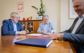 Podpisanie porozumienia w sprawie budowy boiska z syntetyczną nawierznią na Przylesiu 1
